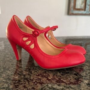 Chase + Chloe Kimmy Red Cutout Mary Jane Heels EUC 8.5